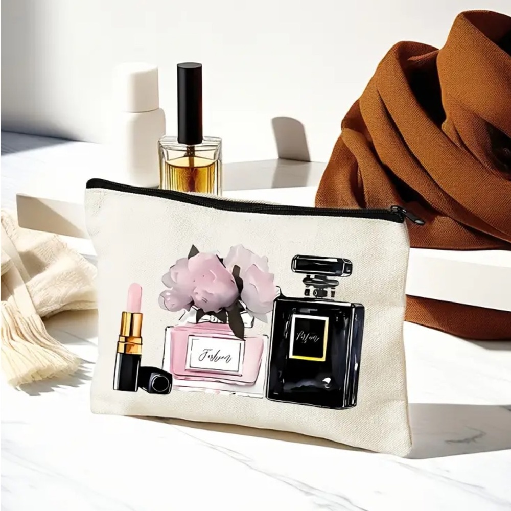 Fashionable Cream Cosmetic Bag - Picture 2 of 3